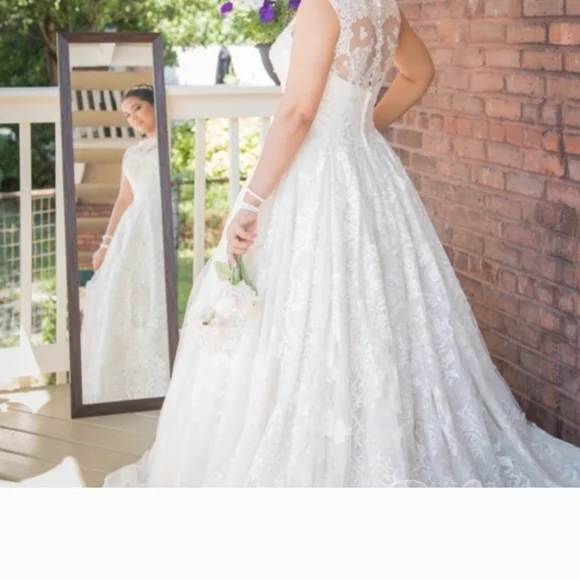 Oleg Cassini Cream Lace Wedding Dress-10 - Picture 5 of 9